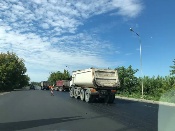 Робота кипить: як ремонтують об'їзну на Рованці (фото)