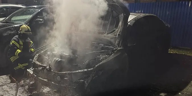 У Луцьку на Арцеулова вночі згорів припаркований легковик (фото)