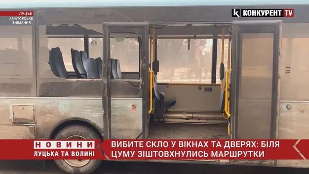 Не поділили місце на зупинці: у центрі Луцька зіштовхнулися дві маршрутки (відео)