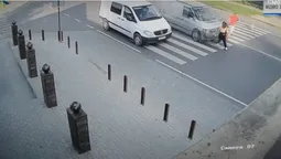 Дівчину відкинуло на кілька метрів: показали відео аварії у Рованцях