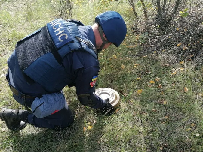 Волинські сапери очищують деокуповану територію від мін і снарядів (фото)