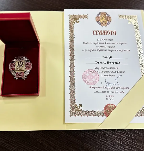 Настоятель ПЦУ Епіфаній нагородив очільницю волинської лікарні відзнакою святого Пантелеймона (фото)