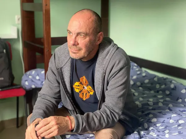 Все життя – у наплічнику: на Франківщині біженець понад рік тиняється по лікарнях і шелтерах (фото)