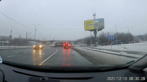 На виїзді з Луцька рейсовий автобус «наздогнав» Renault (відео)