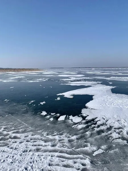 Крижана краса: показали захопливі сонячні кадри Світязя
