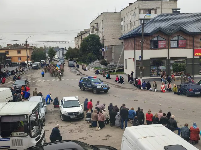 Труну на руках несли через рідне місто: на Волині ховають ще одного захисника (фото, відео)