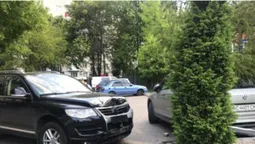 На Молоді – аварія:  "фольксваген" збив стовп та зачепив легковик (фото)