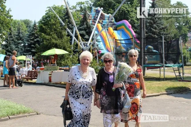 Урочисто вбрані ковельчани прогулювались парком…