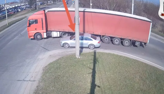 У Луцьку «ауді» влетіло у вантажівку (відео)