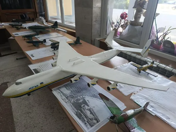 Легендарна «Мрія» в мініатюрі: школяр з Горохівщини презентував у Луцьку колекцію літаків (фото)