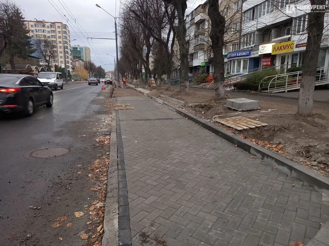 Поребрики та гідранти: що коїться на проспекті Волі у Луцьку (фото)