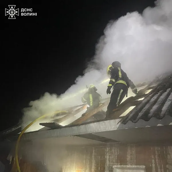 Вогонь аж під стелю: за один вечір на Волині згоріли три будівлі (фото)