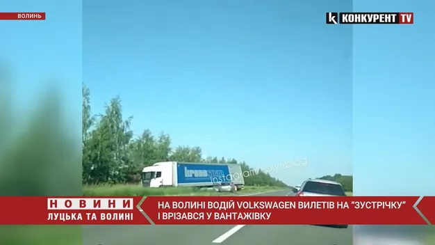 Заснув за кермом: на Волині легковик протаранив фуру (відео)