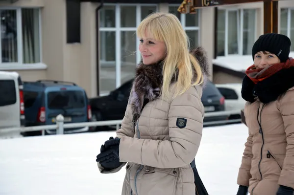 ...Оксана Головій ж, встигла усюди. Вона виступила в ролі досвідченого консультанта під час творення снігової баби і разом з тим, гідно представляла жіноче лоббі  під час снігової «війни»...
