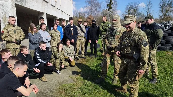 У Луцьку стартував військовий вишкіл: молодь навчають українські та американські інструктори (фото, відео)