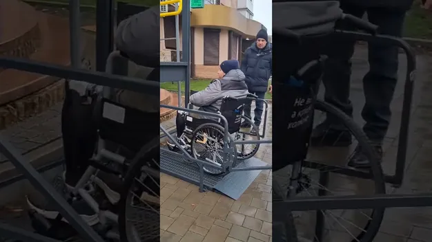 Більше мінусів, ніж плюсів: у Луцьку затестили підіймальну платформу біля аптеки (відео)