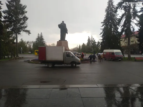Разумков у Луцьку: перед головним корпусом ВНУ похапцем садять квіти (фотофакт)