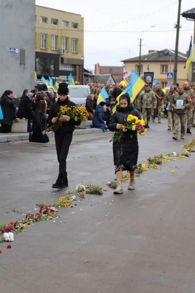 На Волині провели в останню дорогу Героя Сергія Лесика