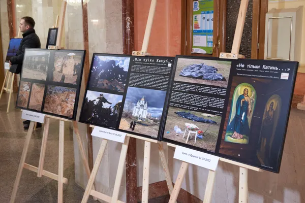 У Луцьку відкрили фотовиставку про воєнні злочини РФ (фото)