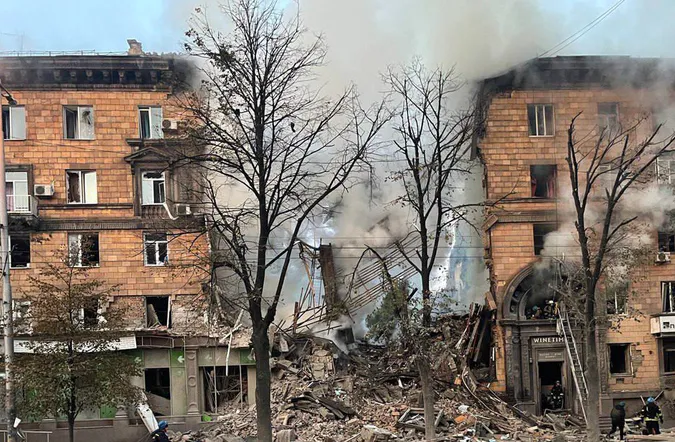 Росіяни вдарили ракетами по Запоріжжю: люди – під завалами (відео)