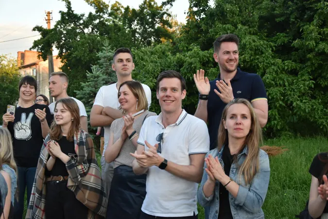Живі скульптури та оркестр між вогнями: Луцьк провів весну музично й театрально