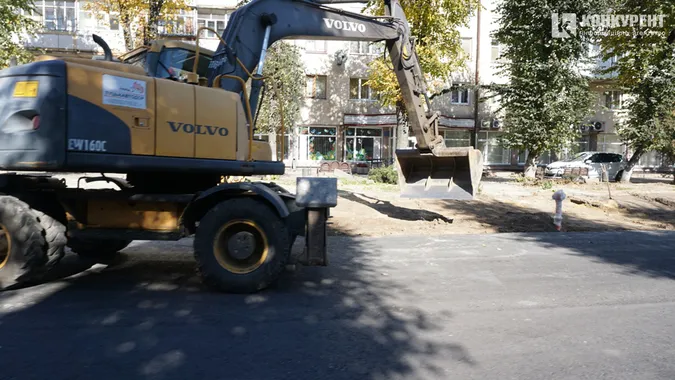 Хаос та вкладання бруківки: що коїться на проспекті Волі у Луцьку (фото)