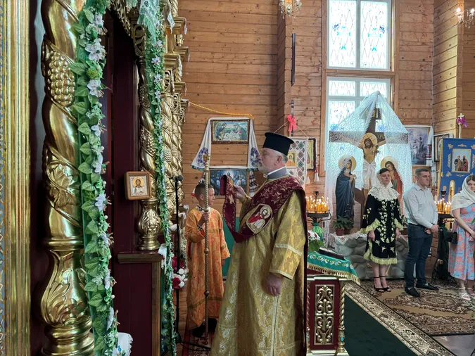 Напередодні престольного празника у церкву Апостолів Петра і Павла на Волині приїхав владика Михаїл (фото)