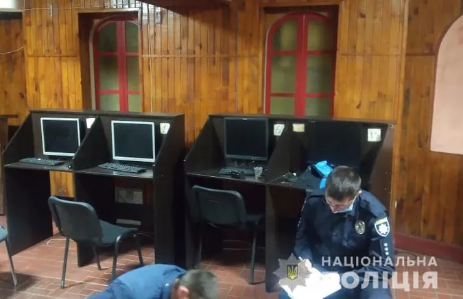 У Луцьку прикрили незаконний гральний заклад: довелося залучати рятувальників (фото)