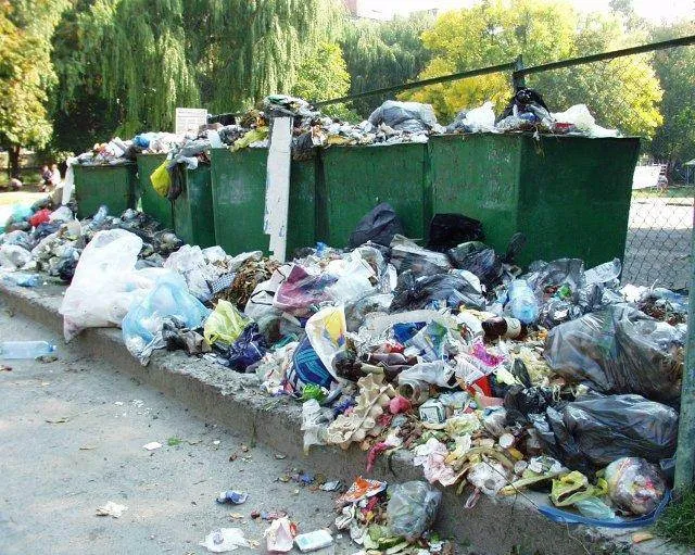 «Луцькспецкомунтранс» не буде більше використовувати старі контейнери