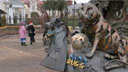 300-кілограмовий символ року: у Луцьку встановили ковані новорічні скульптури (фото)