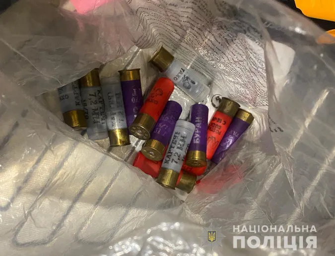 Автомат, бурштин, коноплі: 33-річний волинянин зберігав удома багато цікавого (фото)