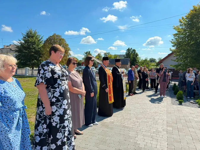 У школі на Волині відкрили памʼятний знак на честь загиблих Героїв-випускників (фото)
