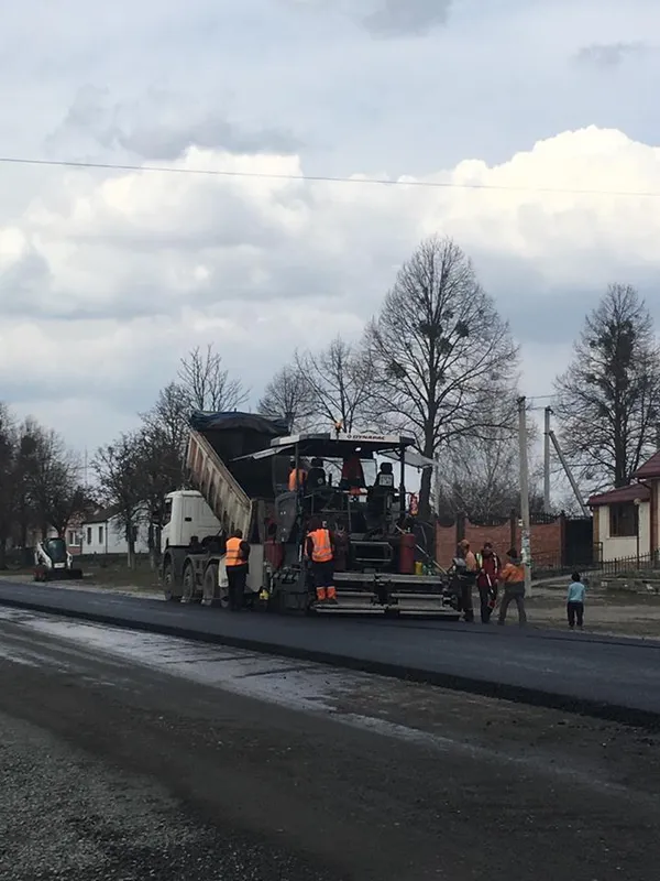 Показали, як ремонтують дорогу в Копачівці (фото)