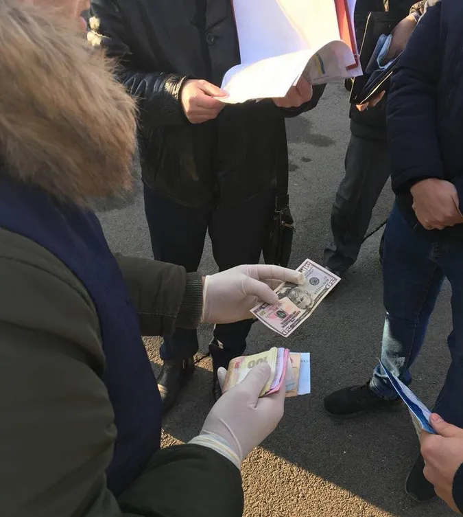 На Волині митний брокер «погорів» на хабарі