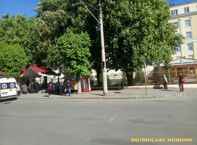 У Луцьку на зупинці біля лікарні помер чоловік (фото)