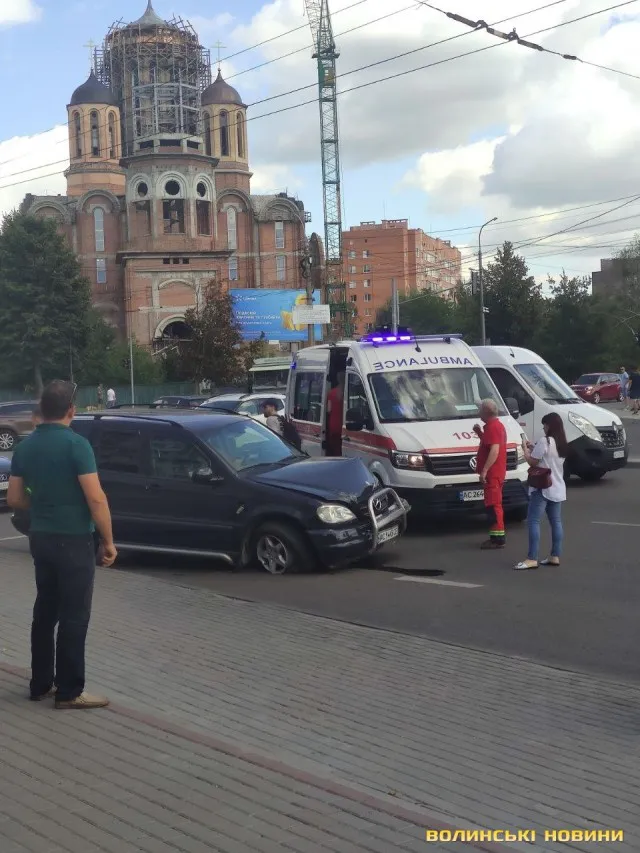 У Луцьку на Собороності легковик врізався у стовп, водій травмувався (фото)