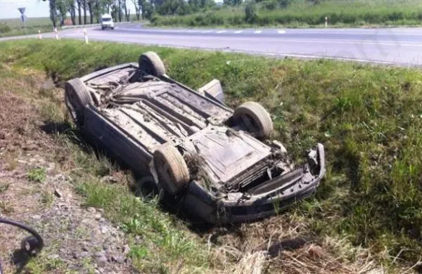 П’яний лучанин на «рено» злетів у кювет: пасажир – у реанімації