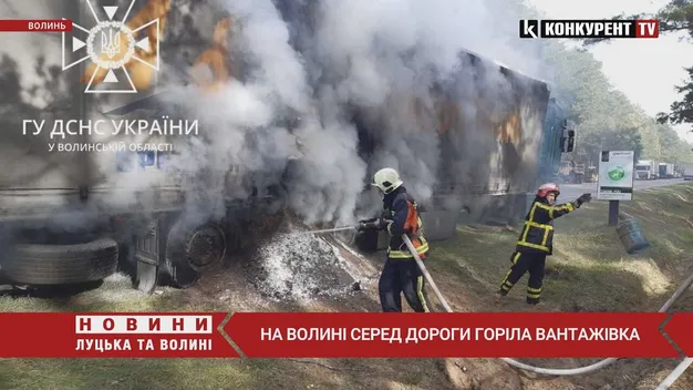 На Волині посеред дороги загорілася фура з крохмалем (фото, відео)