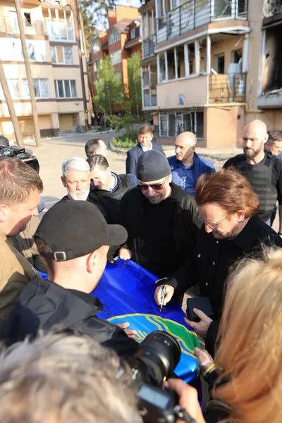 Ірландський рок-співак після концерту у київському метро поїхав до Бучі та Ірпеня (фото)