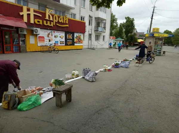 Луцькі муніципали за 20 хвилин розібрались із вуличними торгівцями (фото)