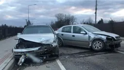 У Володимирі біля кладовища сталась аварія: Volkswagen в’їхав в Opel (фото)