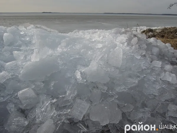 Через буревій на озері Світязь почався льодохід (ФОТО)