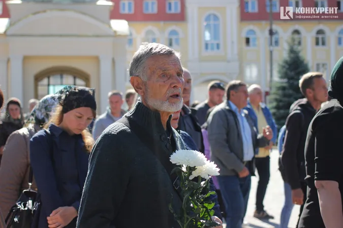 Знову похорон: Луцьк попрощався із загиблим захисником Віталієм Степанишеним (фото, відео)