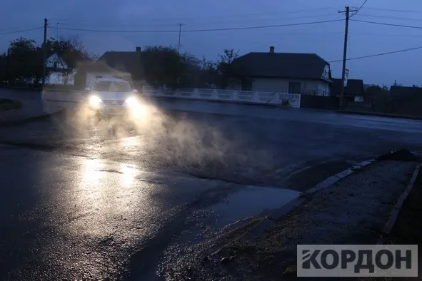 На Волині ремонтують дорогу за «нанотехнологіями» – в дощ (фото, відео)