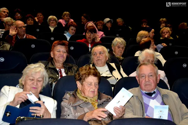 Велика зала й ексклюзивне кіно: луцькі пенсіонери переглянули українську документалку (фото)