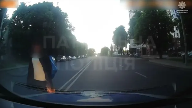 Вдень і вночі: у Луцьку відловлюють «безсмертних» пішоходів (відео)