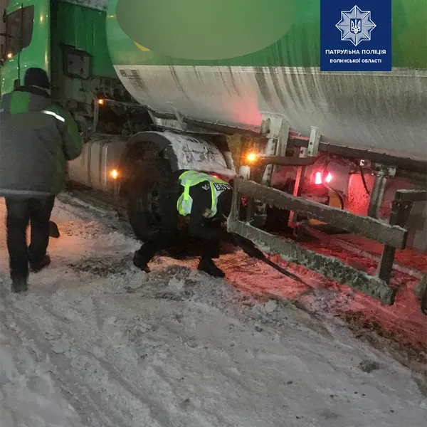 На трасі патрульні самотужки розчистили виїзд від снігу (фото)