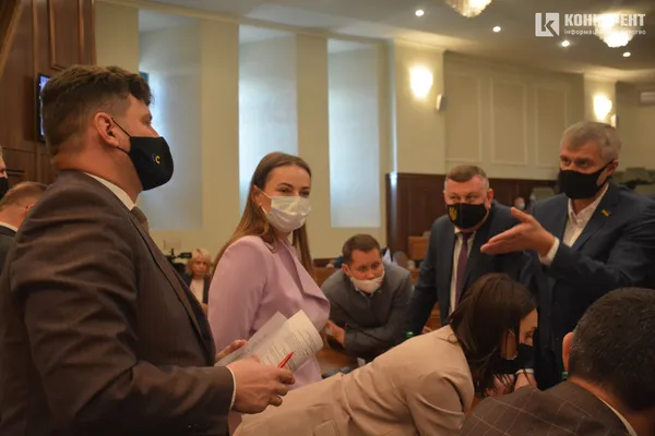 Із селфіками, масочками та невеличким скандальчиком на фінал: перша сесія Волиньради (фото)