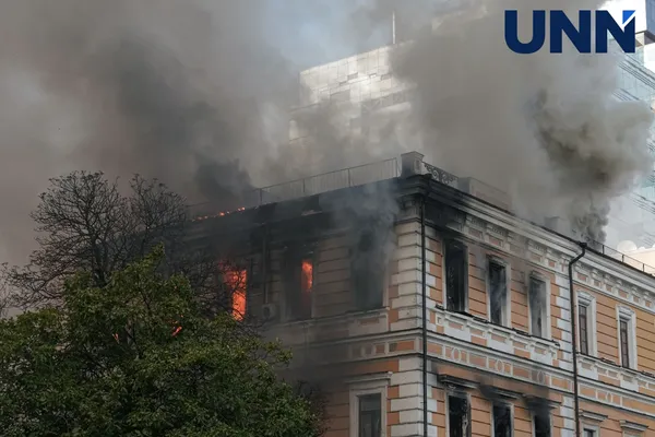 😢У Києві після прильоту горить будівля Національної академії наук, люди рятувались через вікна (фото, відео)