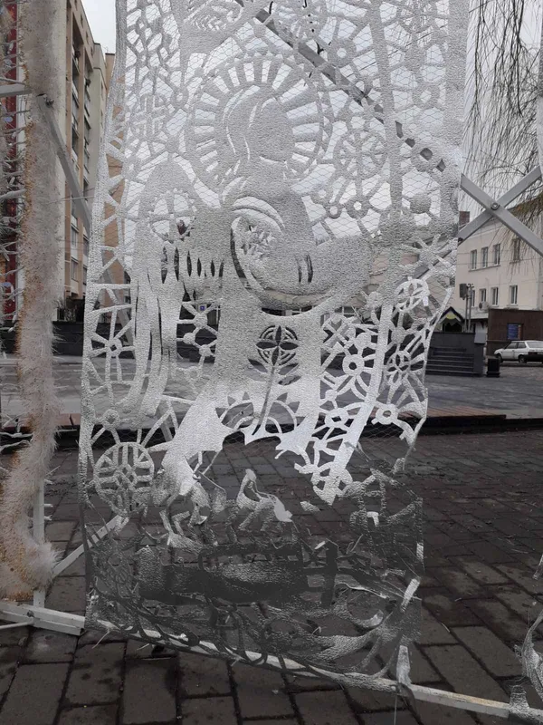 У Луцьку вандали зруйнували новорічну фотозону (фото, відео)
